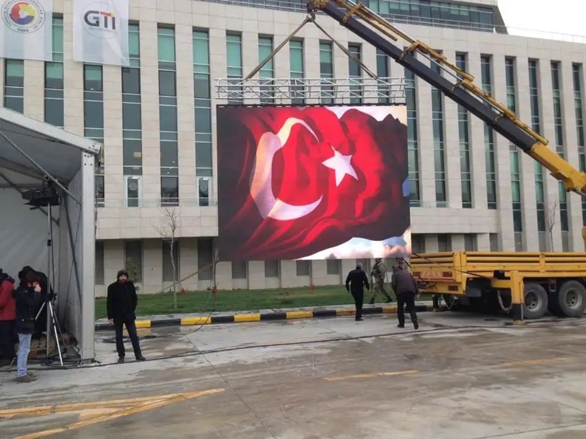 P2.604 Dış Mekan Led Ekran 500X1000mm Uygulama